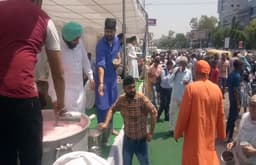 VIDEO : गुरु अर्जन देव जी के शहीदी दिवस पर सिख समाज ने पिलाया शरबत