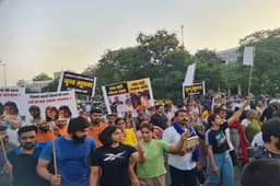 जंतर-मंतर से इंडिया गेट तक रेसलर्स का पैदल मार्च, बृजभूषण की '3 पति, 3 पत्नी' वाले बयान पर बजरंग का पलटवार