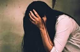 अश्लील वीडियो वायरल करने की धमकी देकर बलात्कार फिर पति के भेजे डेढ़ लाख रुपए लूटने का आरोप भी
