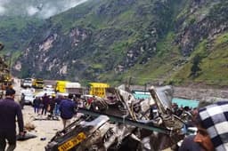 जम्मू-कश्मीर के किश्तवाड़ में खाई में गिरी गाड़ी, 7 लोगों की दर्दनाक मौत