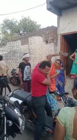 महिलाओं ने भाजपा के पूर्व पार्षद की चप्पल से सरेआम पिटाई की