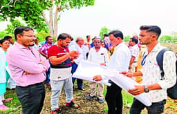 दो ग्राम पंचायतों का सीमा विवाद सुलझाने पहुंचे ओडिशा और छत्तीसगढ़ के अधिकारी, सरपंचों को समन्वय से काम करने के दिए निर्देश