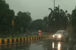 Delhi-NCR Rainfall Alert: दिल्ली-NCR में सुबह-सुबह तेज हवा और बारिश से बिगड़ा मौसम, लो विजिबिलिटी से उड़ानों पर भी असर