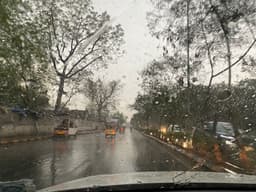 Video.... अहमदाबाद में आंधी के साथ बारिश, ओले गिरे, तीन इंच से ज्यादा बरसात