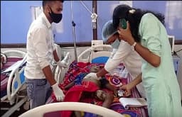 आकाशीय बिजली की चपेट में आए मां-बेटे , अस्पताल पहुंचने से पहले ही एक की मौत, देखें VIDEO