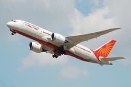 Air India Flight: फ्लाइट्स में नहीं थम रही बदसलूकी, क्रू मेंबर को गालियां दी और फिर किया हमला