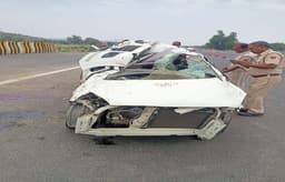 दिल्ली-मुम्बई एक्सप्रेस-वे पर पलटी कार, चालक की मौत