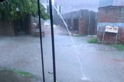 UP Weather Today: यूपी में आंधी-तूफान, झमाझम बारिश, अगले 72 घंटे के लिए जानिए क्या आया IMD का अलर्ट