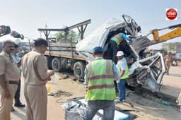 Varanasi News : तेज रफ्तार ट्रेलर ने एलपीजी टैंकर में मारी टक्कर, ड्राइवर की मौत, लीक हो रही एलपीजी