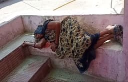 वीडियो : जब सरकारी व्यवस्थाओं से थकहार कर पंचायत समिति की सीढिय़ों पर ही सो गई वृद्धा
