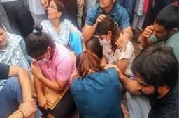 Wrestlers Protest : टिकैत ने पहलवानों को गंगा में मेडल बहाने से रोका, सरकार को 5 दिन का अल्टीमेटम