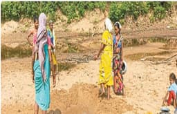सूखती नदी में झरिया खोदकर पीने का पानी निकाल रहे ग्रामीण, अधिकारी नहीं कर रहे मदद