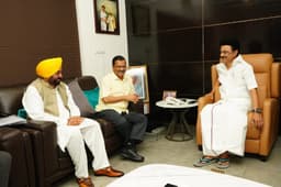 अध्यादेश के खिलाफ समर्थन मांगने तमिलनाडु पहुंचे अरविंद केजरीवाल, CM एमके स्टालिन से मिले