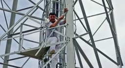 नाराज युवक मोबाइल टावर पर चढ़ा,  मंत्री के आश्वासन के बाद नीचे उतरा