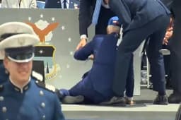 अमेरिकी राष्ट्रपति जो बाइडेन अचानक जमीन पर औंधे मुंह गिरे, मंच पर सैंडबैग से लगी ठोकर