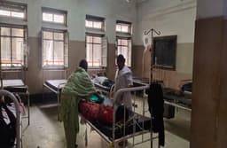 Indore News : मेंटेनेंस पर लाखों खर्च, मरीज दान के एसी पर निर्भर
