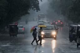 Weather in UP: 65 घंटे तक झमाझम बारिश, 38 जिलों में आंधी-तूफान का अलर्ट, दिखेगा मानसून का असर