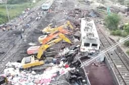 Odisha Train Accident : बालासोर में 1 हजार मजदूर तेजी से हटा रहे मलबा, कल तक ठीक हो जाएगा रेल ट्रैक, 90 ट्रेनें रद्द-46 का बदला रूट