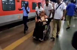 ओडिशा ट्रेन दुर्घटना से पीडि़त चेन्नई सेंट्रल रेलवे स्टेशन पहुंचे.. देखे वीडियो