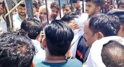 दलदल में फंस रहे पशु: आक्रोशित लोगों ने मंडी गेट के जड़ा ताला, मंडी सचिव का किया घेराव