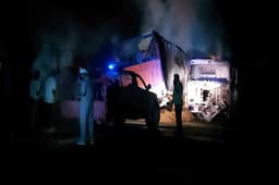 गोरखपुर में दर्दनाक हादसा : ट्रक-ट्रेलर में भिड़ंत से लगी आग, ट्रक ड्राइवर की जलकर मौत, गाड़ियां भी जलकर खाक