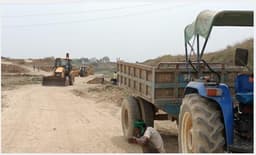 गोरखपुर में बेखौफ खनन माफिया.....बंधो,नदियों, खेतों तक से निकाल रहे मिट्टी