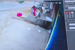 Video: बीच शहर में युवती की लाश रखकर फरार हुए 2 युवक, सीसीटीवी में कैद हुई करतूत- देखें वीडियो
