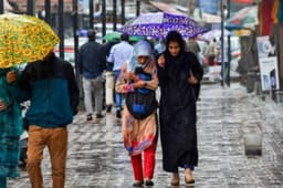 Weather: यूपी के 27 जिलों में कल से होगी बारिश, ओले पड़ने और आसमानी बिजली गिरने का अंदेशा