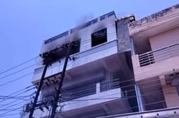 गोरखपुर में इलेक्ट्रॉनिक गोदाम में लगी भीषण आग, 20 लाख का नुकसान