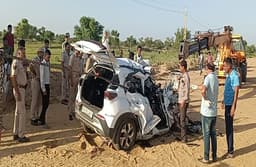 राजस्थान में भीषण हादसा: तेज रफ्तार में ट्रोले से टकराई कार, चार युवकों की दर्दनाक मौत