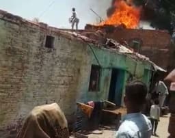 AGRA NEWS: हाईटेंशन लाइन की चिंगारी से राख हुई गरीब को झोपड़ी, दो बच्चियां जिंदा जली