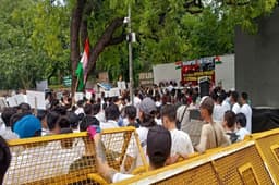 दिल्ली: अमित शाह के घर के बाहर मणिपुर के लोगों का प्रदर्शन, पुलिस ने बैरिकेड लगाकर रोका