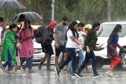 Monsoon in UP: रॉकेट की रफ्तार से आ रहा मानसून, इन जिलों में होगी झमाझम बारिश, साथ रखें छाता
