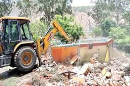 Sonbhadra video: 164 अवैध मकानों पर चला जिला प्रशासन का बुलडोजर, खाली कराई गयी एनटीपीसी और एनसीएल खड़िया परियोजना की ज़मीन
