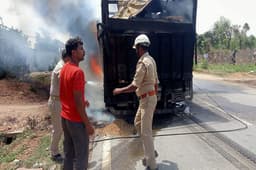Sonbhadra video: एन एच 39 पर चलती ट्रक अचानक बनी आग का गोला, मचा हड़कंप