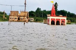 खतरे के निशान से 8 फीट ऊपर बह रहा नर्मदा का पानी, मंदिर भी डूबे, 65 गांव में डूब का खतरा