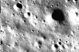 Chandrayaan-3: चांद पर पहुंचते ही विक्रम ने भेजी पहली तस्वीर, देखिए कैसी है चांद की सतह