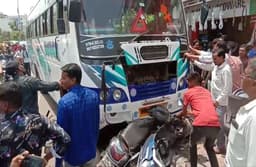 video... बेकाबू बस रोड पर खड़े वाहनों पर चढ़ी, महिला घायल