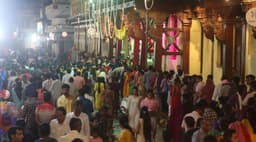 यशोदा माता मंदिर में बनी जन्माष्टमी हुई आरती राजवाड़ा क्षेत्र और गोपाल मंदिर रोड और बाके बिहारी मंदिर पर भक्तो की भीड़ देर रात तक रही