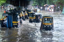 Weather Update: दिल्ली, यूपी-बिहार में झमाझम बारिश, रेल लाइन धंसी, भूस्खलन से बदरीनाथ हाईवे बंद, 21 राज्यों में अलर्ट