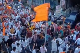 विश्व हिंदू परिषद के 60 साल हुए पूरे, नागपुर शोभा यात्रा में समर्थकों ने लहराई तलवारें
