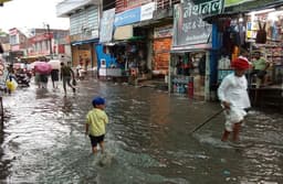 Jhalawar Rain शहर में हुई झमाझम बारिश, सड़कों पर बह निकला पानी