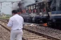 गोधरा जा रही ट्रेन में लगी आग, यात्रियों में मची भगदड़