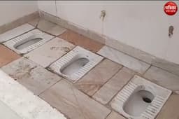 Video: अमेठी में बना अनोखा शौचालय, बिना दीवार-दरवाजे के एक साथ लगाई गई 4 टॉयलेट सीट