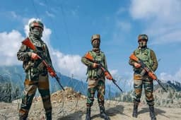 Terrorist Killed In Kashmir: उरी में आतंकी घुसपैठ की कोशिश, भारतीय सेना ने मार गिराए तीन आतंकी