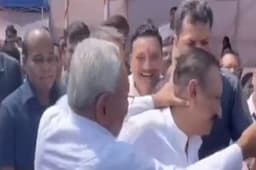 Bihar: पत्रकारों के सामने नीतीश कुमार ने पकड़ी अपने मंत्री की गर्दन, सब रह गए हैरान, जानिए पूरा मामला