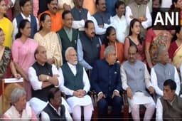 Parliament Special Session : फोटो सेशन के दौरान बेहोश हुए BJP सांसद, जानिए नई संसद में एंट्री से पहले क्या-क्या होगा