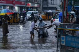 Weather Update : यूपी में 12 की मौत, गुजरात-एमपी में 19700 लोगों को सुरक्षित पहुंचाया, कहीं बाढ़ जैसे हालात तो कहीं रद्द हो रहीं ट्रेनें