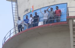 Virugiri on the tank : नगरपरिषद से पट्टों की फाइलें गायब, नाराज पार्षद चढ़े टंकी पर