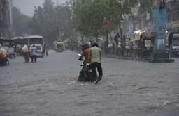 Weather Update : बंगाल की खाड़ी में नया वेदर सिस्टम एक्टिव, आज से चार दिन होगी झमाझम बारिश, IMD ने इन 16 जिलों में जारी किया Alert
